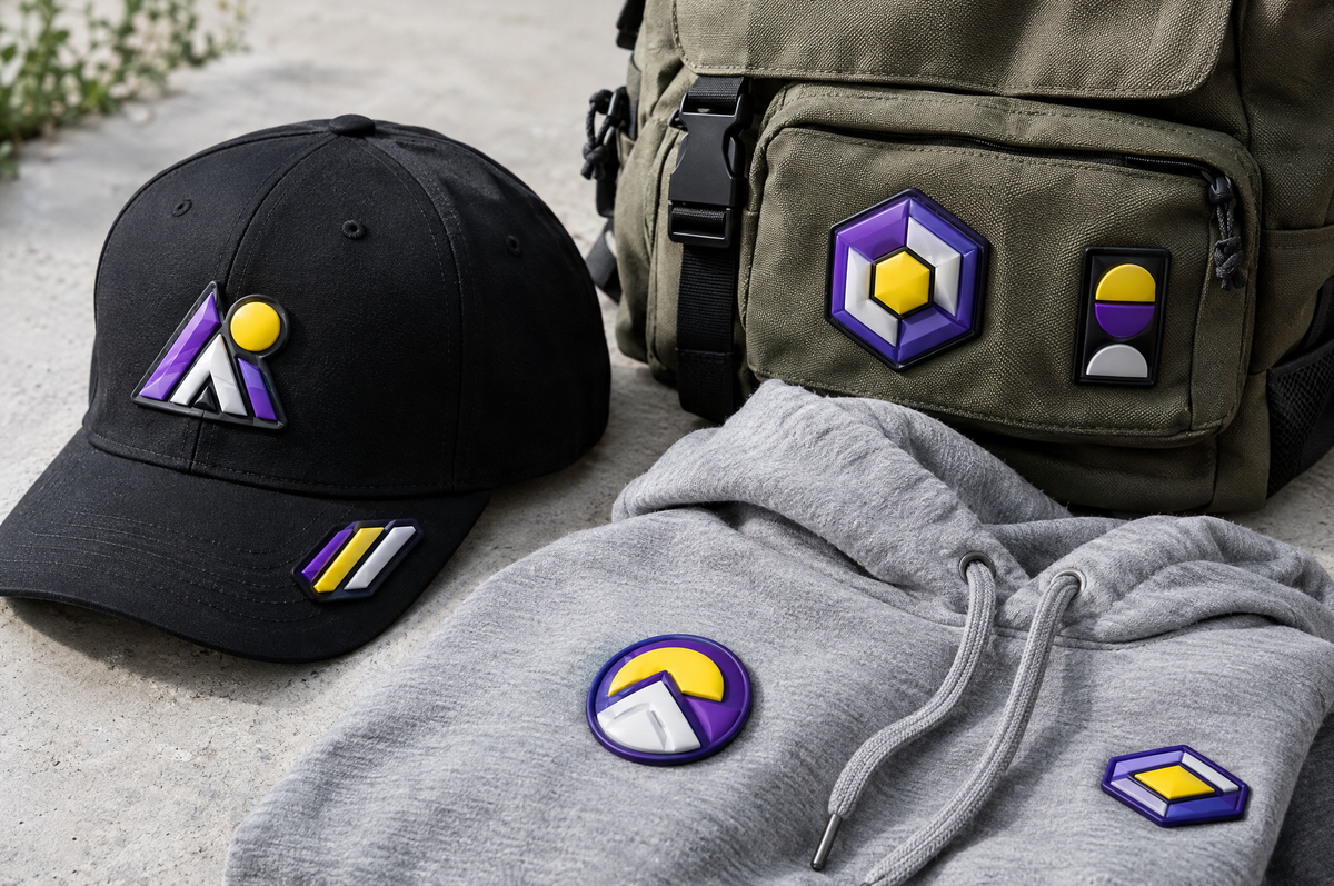 Escudos y parches 3D en una gorra, una sudadera y una mochila